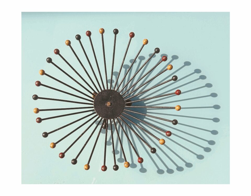 Centrotavola portafrutta Starburst a raggi in metallo con sfere in legno colorato, anni '50