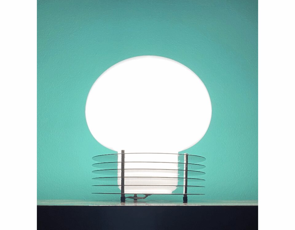 Lampada da tavolo Lom di Enrico Tronconi con anelli in metallo cromato, anni '70